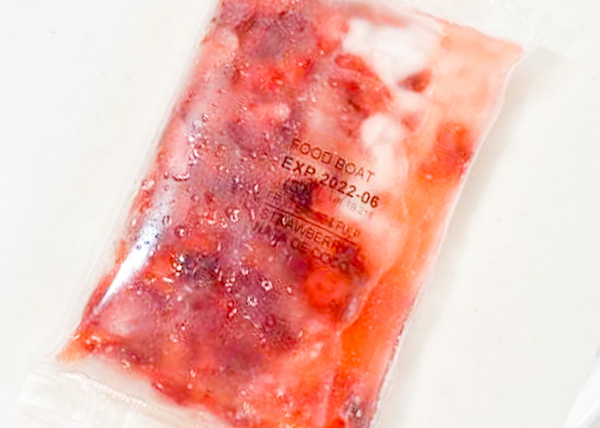冷凍フルーツソース　ストロベリーを冷凍庫から取り出す